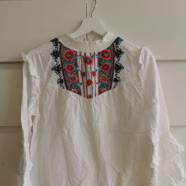 Bluse mit Stickerei