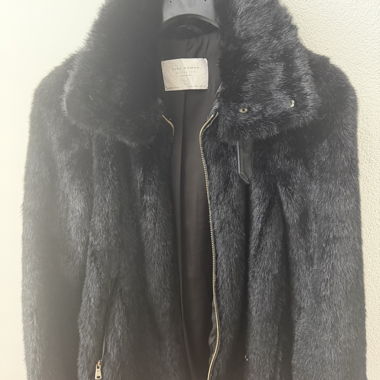 Schwarze Kunstfelljacke