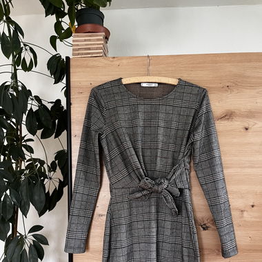 Graues Kleid tailliert