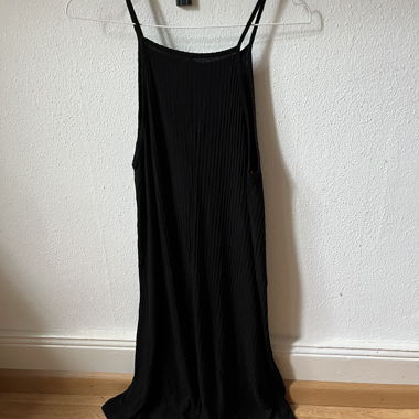 Schwarzes Trägerkleid gerippt