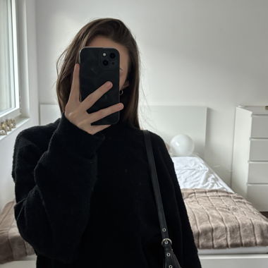 Sac à bandoulière noir avec clous