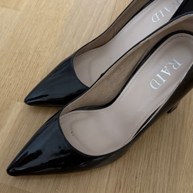 RAID schwarze Lack-Pumps