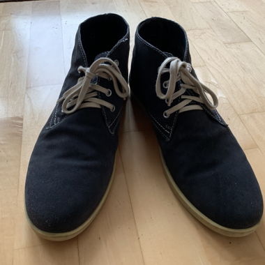 Dunkelblaue Wildleder-Schuhe