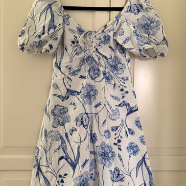 H&M Kleid mit Blumen-Volantärmeln