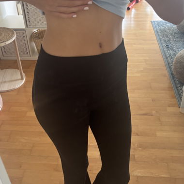 Leggings mit ausgestelltem Bein