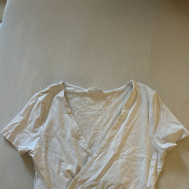 Weisses Croptop mit tiefem V-Ausschnitt