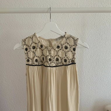 Ärmellose Bluse mit Kontrast Stickerei