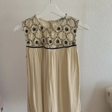 Ärmellose Bluse mit Kontrast Stickerei