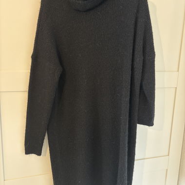 Schwarzes Strickkleid mit Rollkragen
