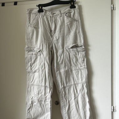 Jeans mit 2 kleinen Farbflecken