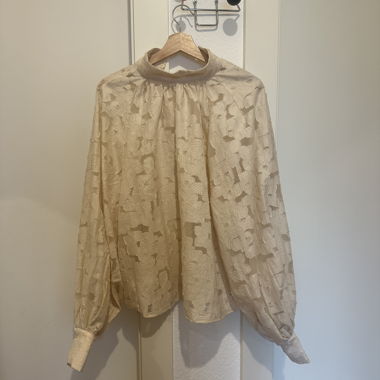 Chemise beige H&, manches ballons, col montant