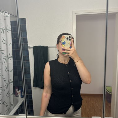 Blusa nera senza maniche 43