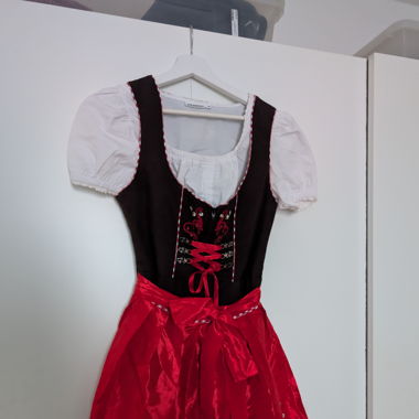 Dirndel in Braun / Rot