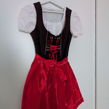 Dirndel in Braun / Rot
