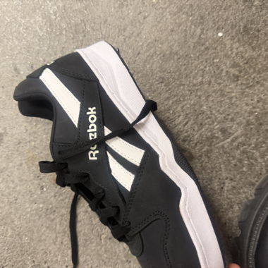 Schwarze und weisse Reebok Sneaker