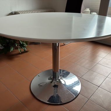 Weisser runder Tisch