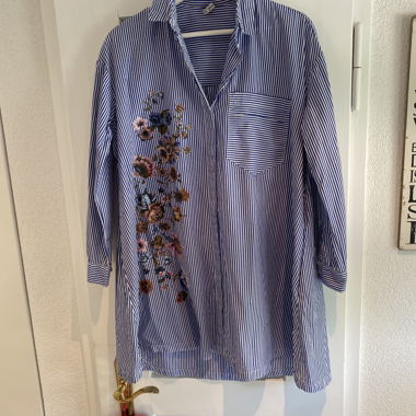 Camicia a righe con ricami floreali