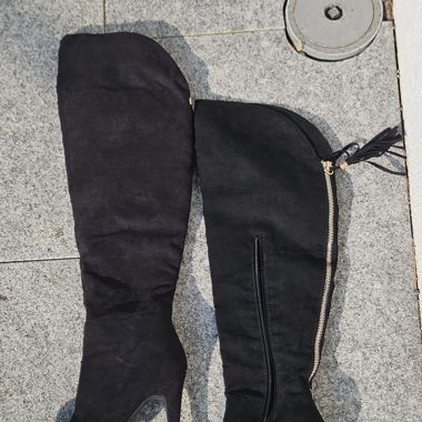 Kniehohe High heel Stiefel. Brandneu