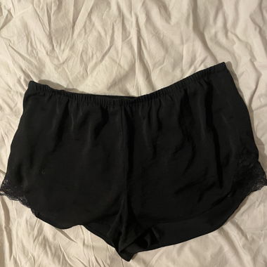 Schwarze Shorts mit Spitze