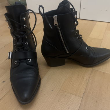 Stivaletti in pelle All Saints Jane Buckle con punta