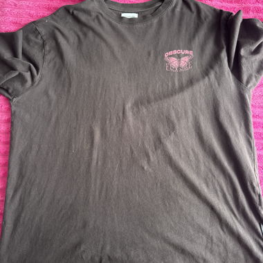 T-shirt noir avec papillon