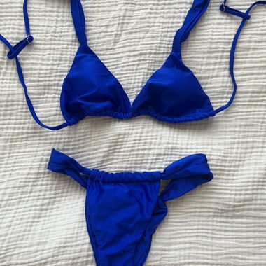 Bikini bleu foncé