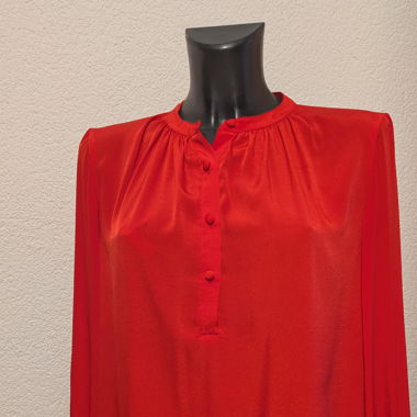 Rote Satinbluse mit langen Ärmeln
