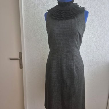 Robe sans manches col volanté noir