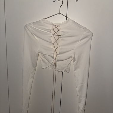 Weisses Langarm-Crop-Top