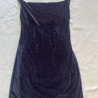 Robe noire à bretelles et pois