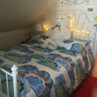 weißes Bett mit Lattenrost inkl.