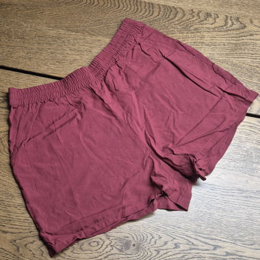 Dunkelrote Shorts ONLY
