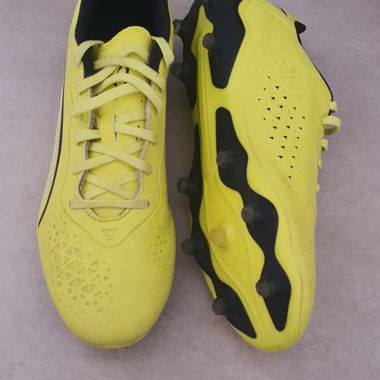 Scarpe da calcio gialle con tacchetti