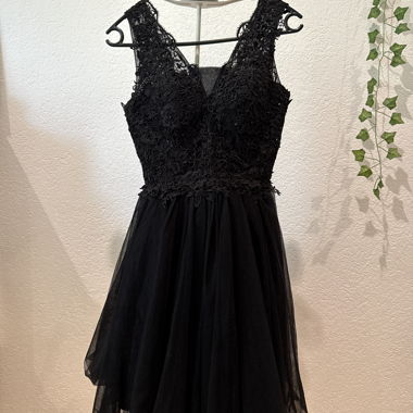 Robe de cocktail noire avec dentelle et tulle