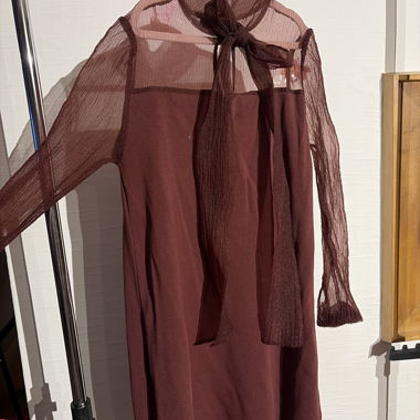 Bordeauxrote Kleid mit transparenten Ärmeln