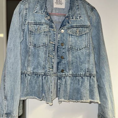 Jeansjacke mit Rüschen-Saum