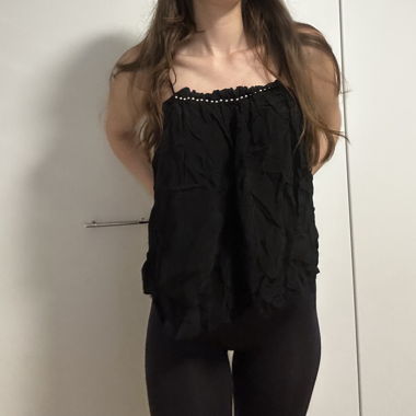 Top nero con perline