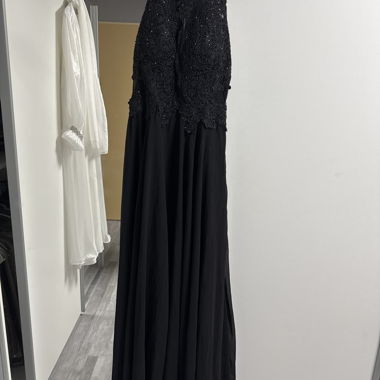 Robe noire en dentelle