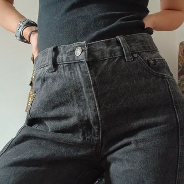 Black high-waist jeans Pull&Bear, carrot cut, EU size 38 with zip closure and metal button.