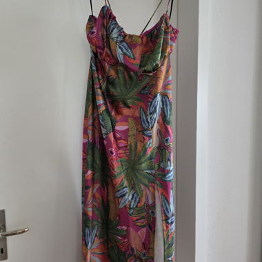 Abito estivo colorato con spalline