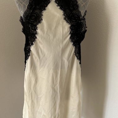 Yamamay Satin-Nachthemd mit schwarzer Spitze
