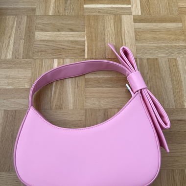 Pink shoulder bag with bow