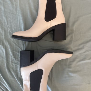 Beige Chelsea boots, never worn