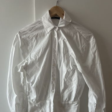 Chemise blanche ajustée à la taille 