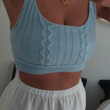 Gestricktes babyblaues Tanktop