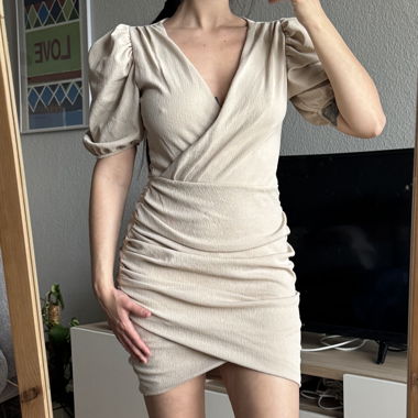 Abito corto beige drappeggiato