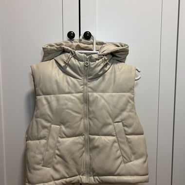 Sleeveless vest