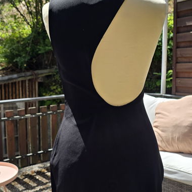 Mini abito nero con zip posteriore