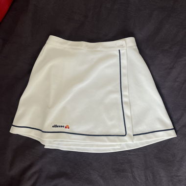 Weisser Ellesse-Sportrock