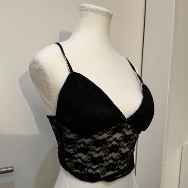 Schwarzes Spitzen-Crop-Top mit Spaghettiträgern